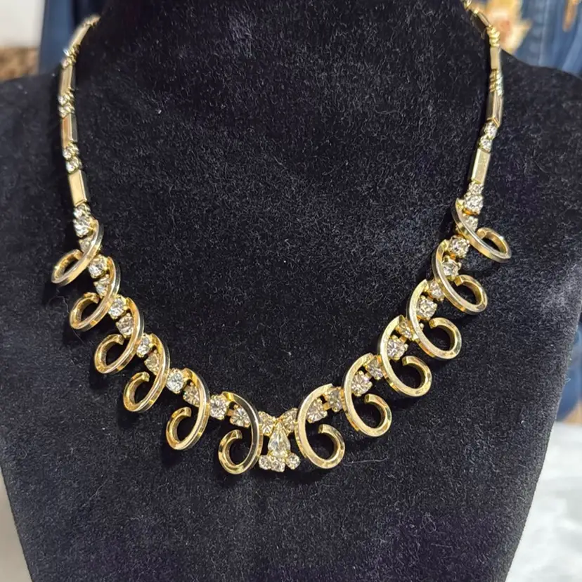 Vintage 1950's Sarah Coventry Gold tone Collar Necklace