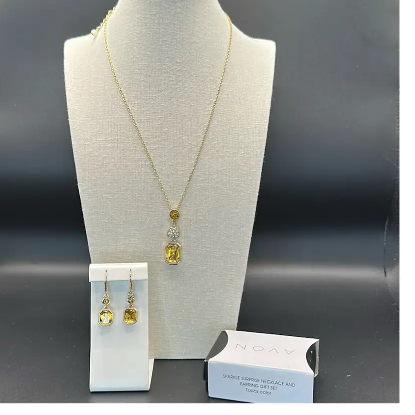 A004 - Avon 2014 Sparkle Surprise Set Topaz Color