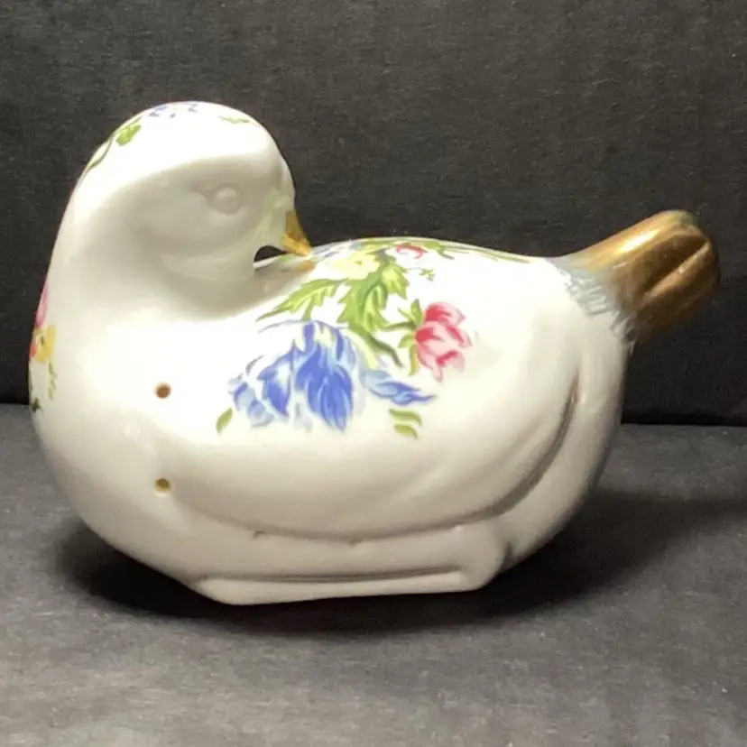 Vintage Elizabeth Arden Chelsea Gardens Floral Porcelain Dove Pomander