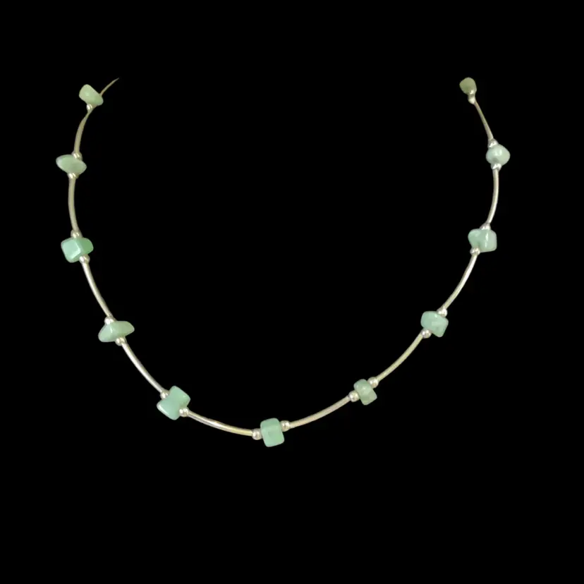 Vintage Silvertone Aventurine Chip Necklace . Beautiful Stone Chips!!! Not Signed.