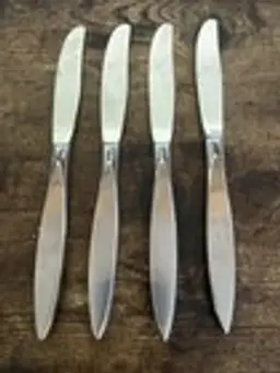 Oneidacraft Deluxe Profile (4) Table Knifes Stainless Flatware Replacements 9"