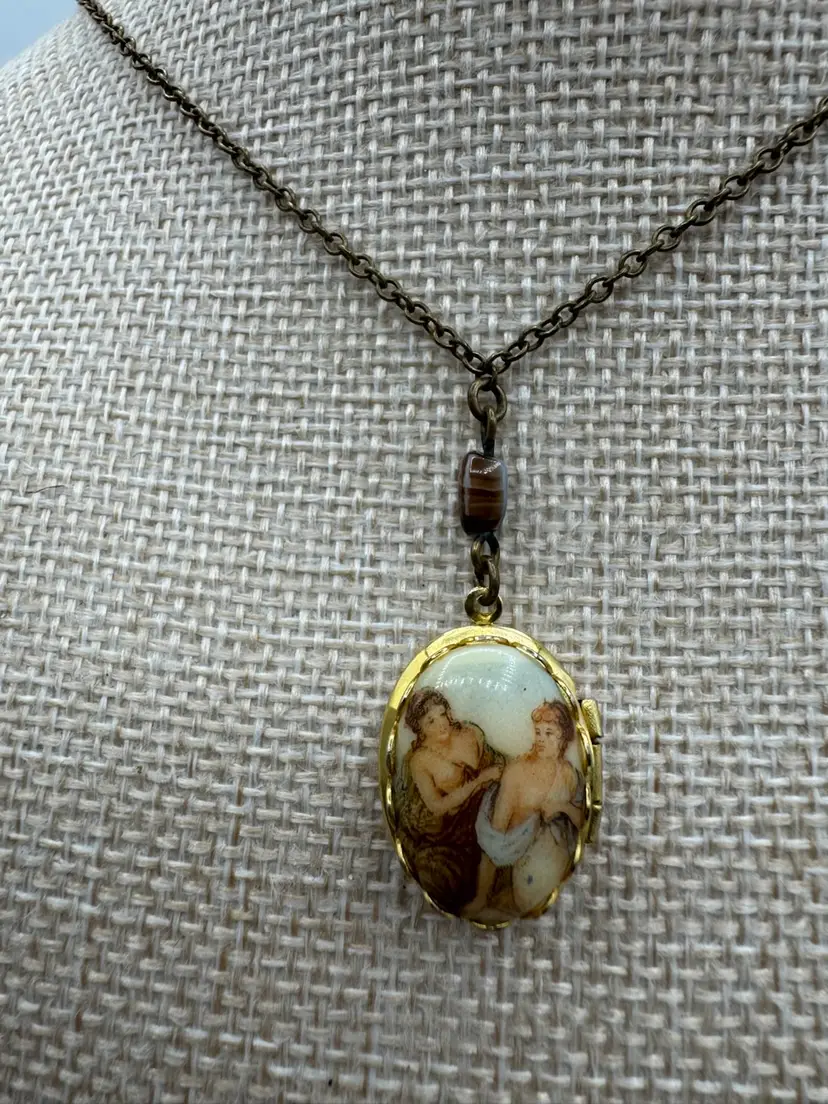 Vintage Victorian Gold Tone Cameo Locket Necklace