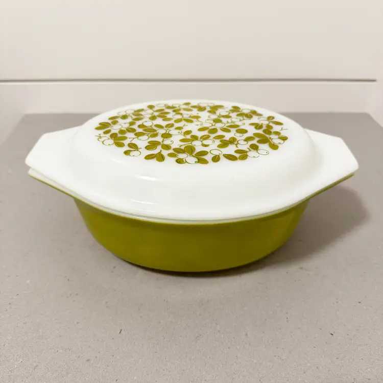 PYREX 043 VERDE/OLIVES & BERRIES CASSEROLE DISH WITH LID