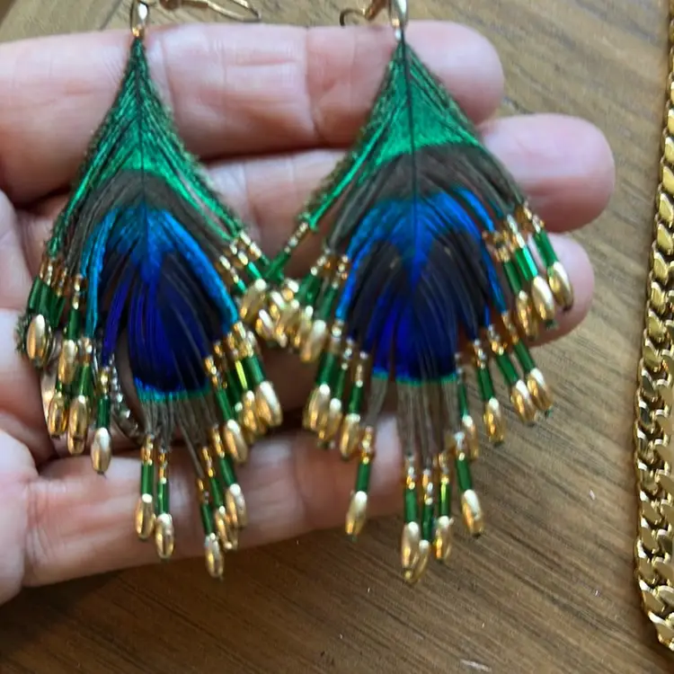 Lot Of 4 cobra 14kt 30 inch Chain, 36 inch chain, feather earrings, and mosaic pendant