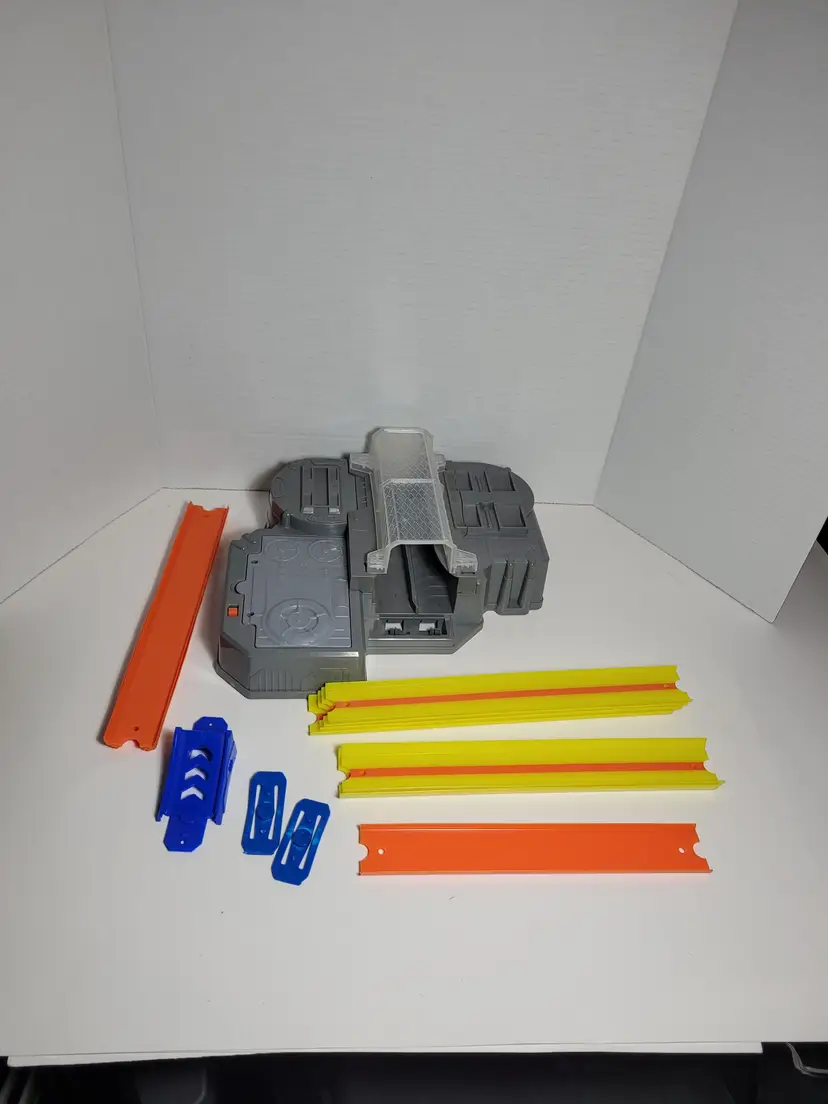 Hot Wheels 2020 Track Car Launcher Booster Model GNB05 w/ Tracks