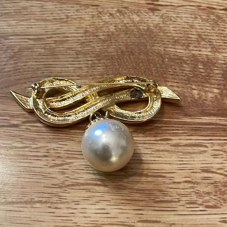 Vintage faux pearl and goldtone brooch