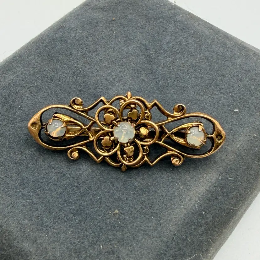 Vintage Brooch clear Rhinestone flower center gold/brass tone