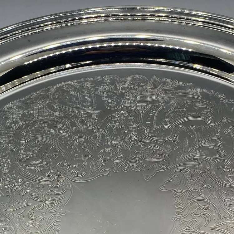 Vintage Oneida LIon Silver Płatę Round Engraved Serving Tray 12.5"