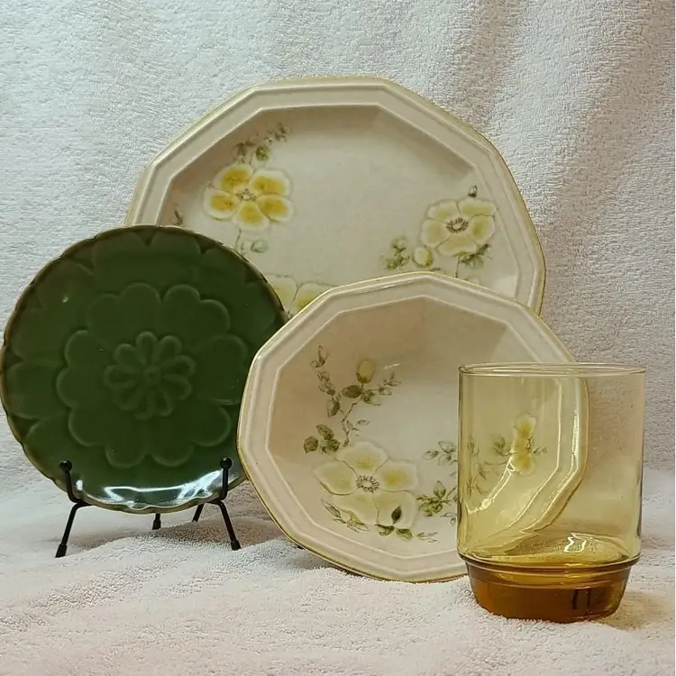 Mix~Match - Yellow Yellow Flowers 4 pc place setting