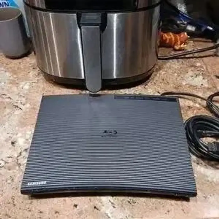 Samsung BD-J5100/ZA Blu-ray & DVD Player w/HDMI cable. No Remote ( Works!)