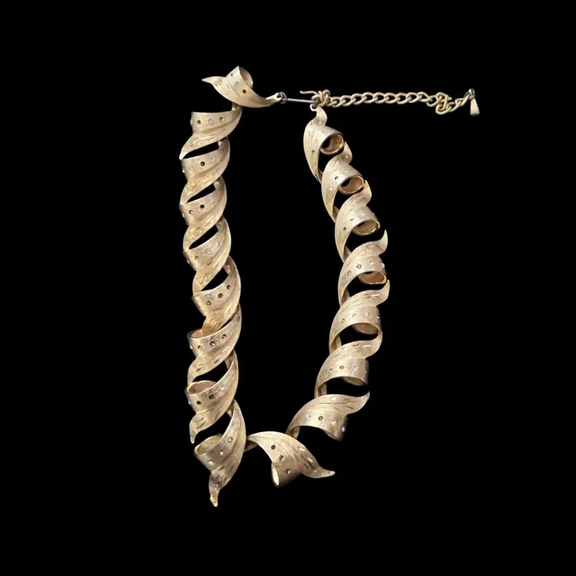 Necklace As Pictured Gold Toned Leaf Pattern