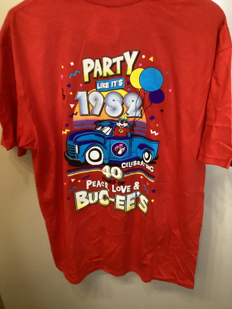 Buc-ees Red XL 40th Anniversary Party Like Its 1982 Beaver Peace Love Shirt