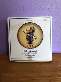 Goebel Hummel 1983 plate with box