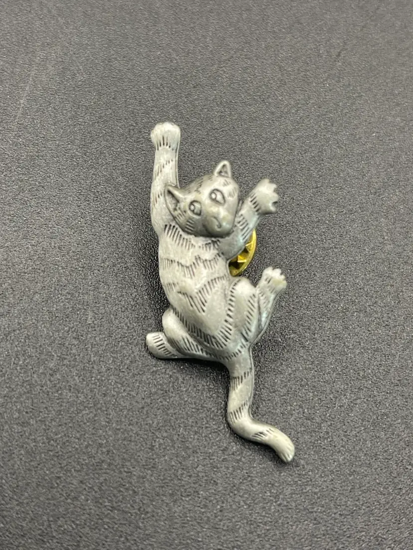 Vintage, JJ Jonette Climbing Cat Pin