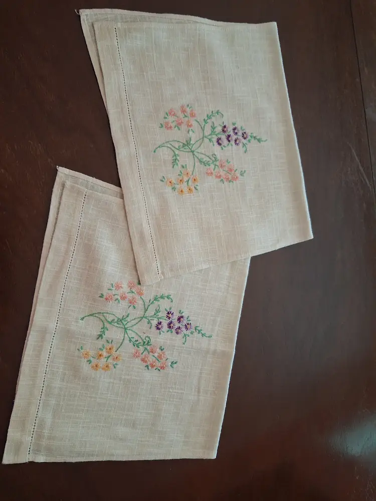 Vintage Hand-Embroidered Linen Fingertip/Guest Towels
