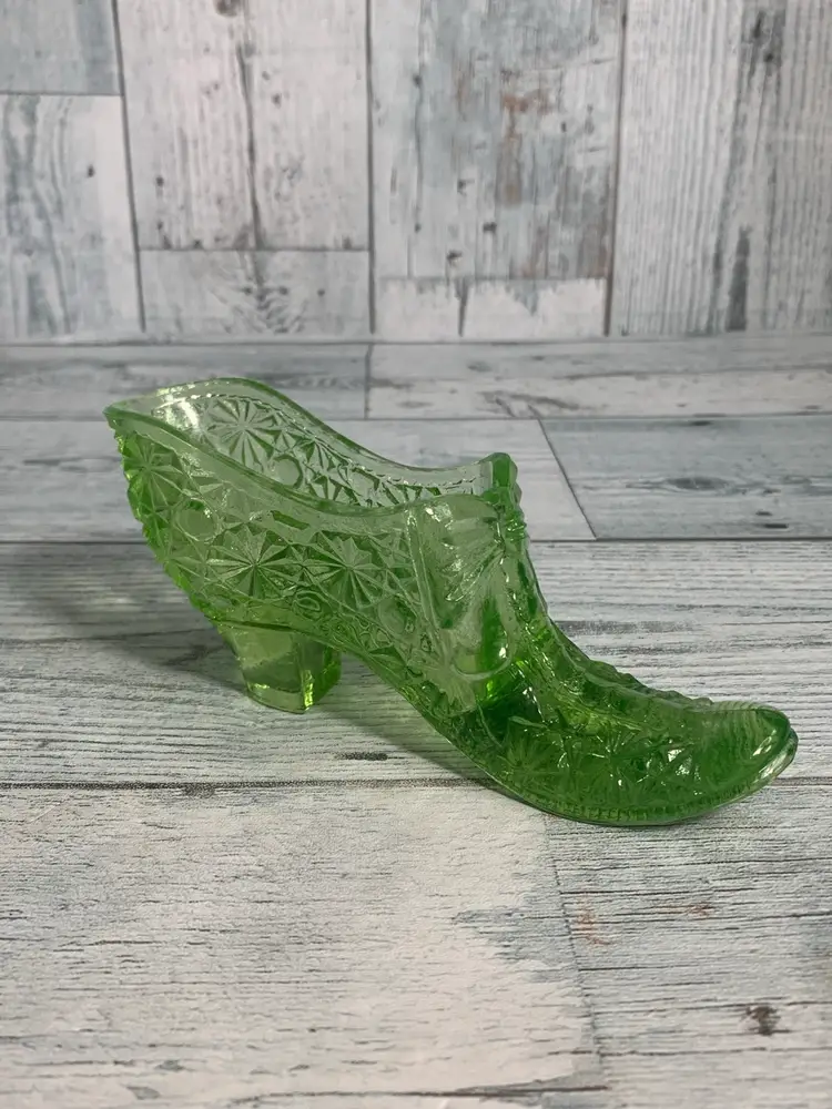 Vtg. Boyd Glass Shoe With Bow Green UV Glow