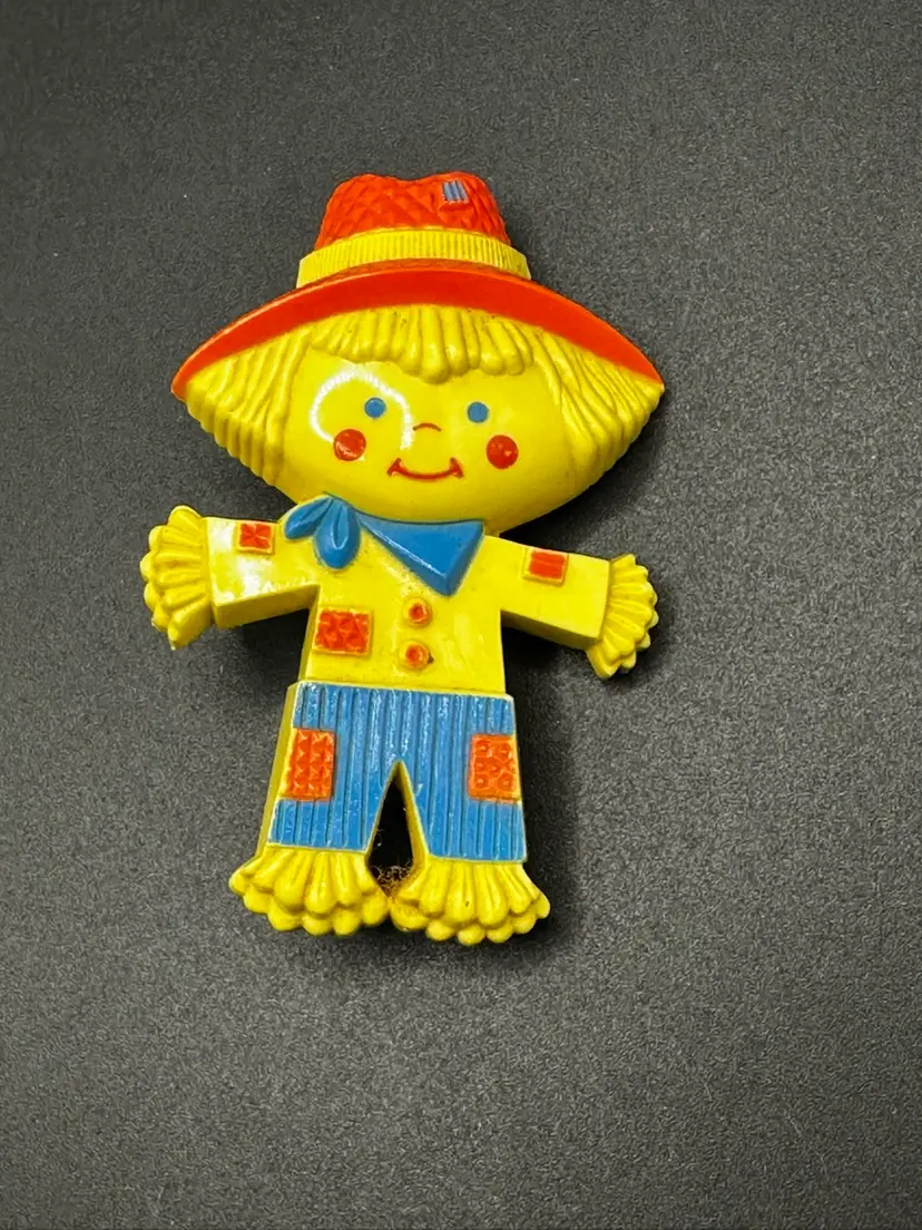 A079 - Avon 1975 Peter Patches Scarecrow Pal Fragrance Glace Pin Brooch