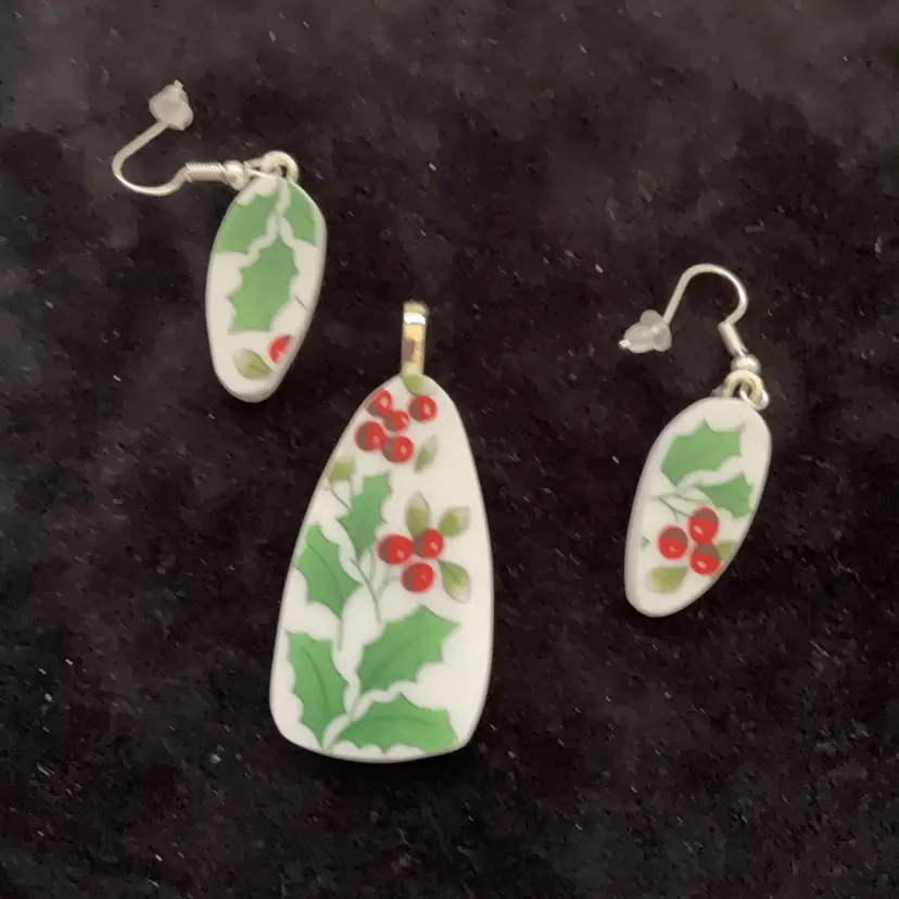 Broken Teacup Jewelry Set - Christmas Holly