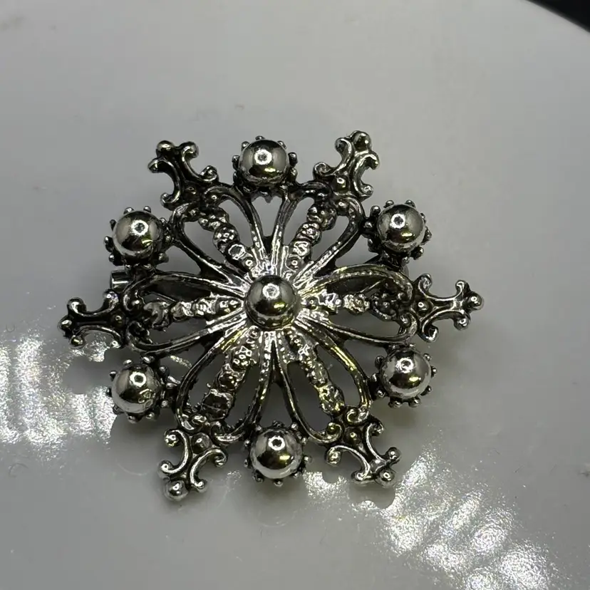 Vintage Dark Tone Metal Round Starburst 1.5”