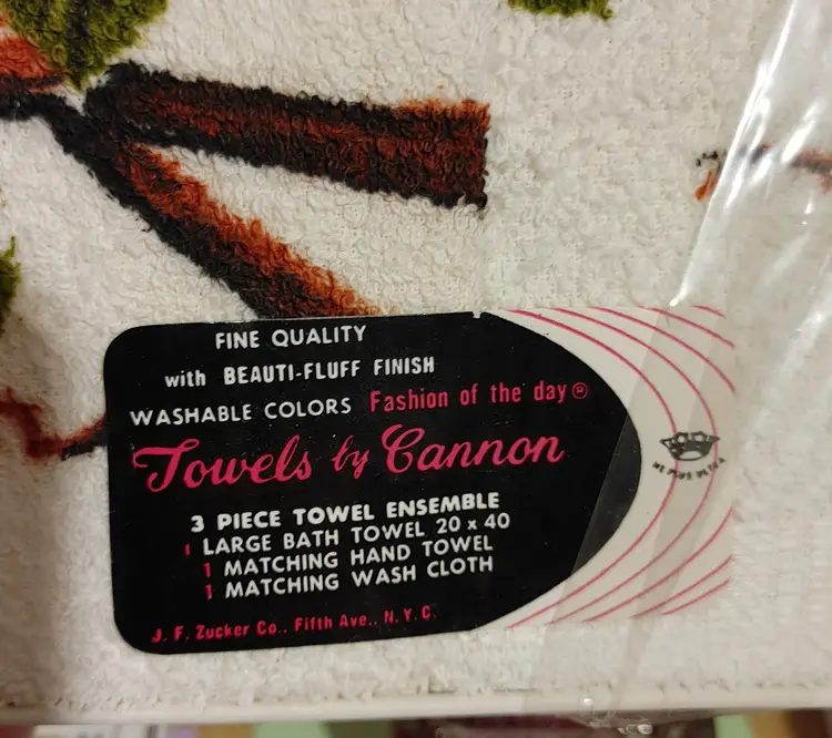 Vintage towel set from 1959. Towels by Cannon. 3 piece set. See pics. Box has some damage.