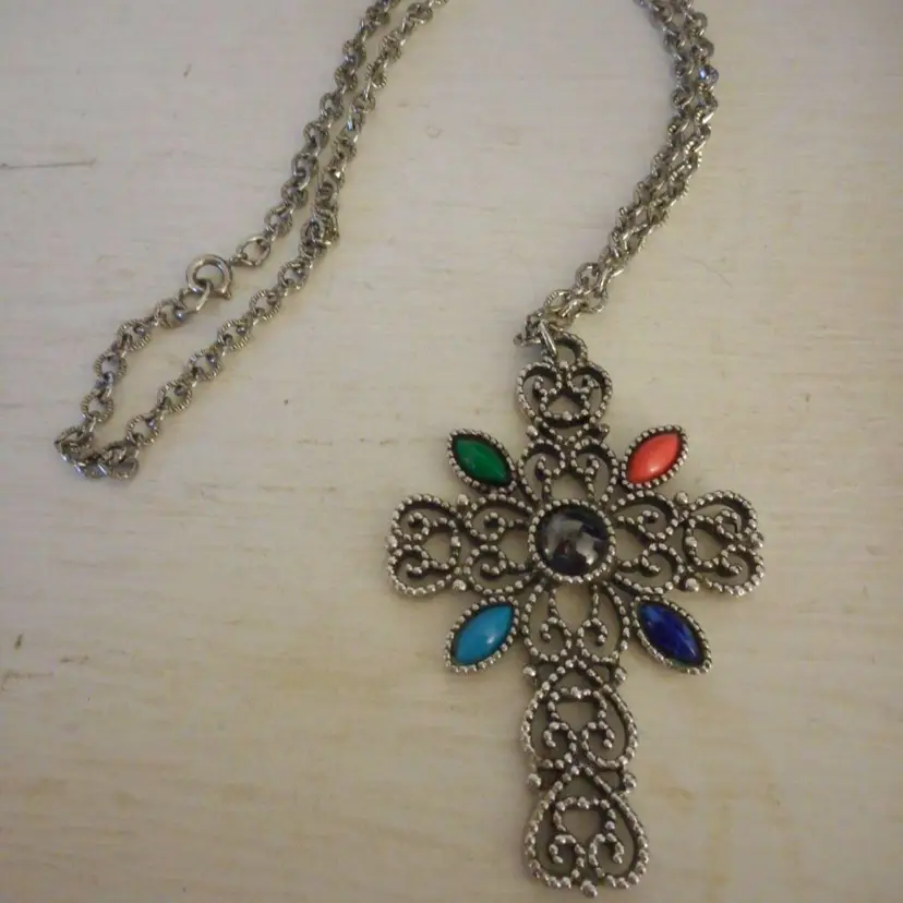 Vintage 1976 Avon Costume silver tone necklace pendant cabochon Romanesque Cross