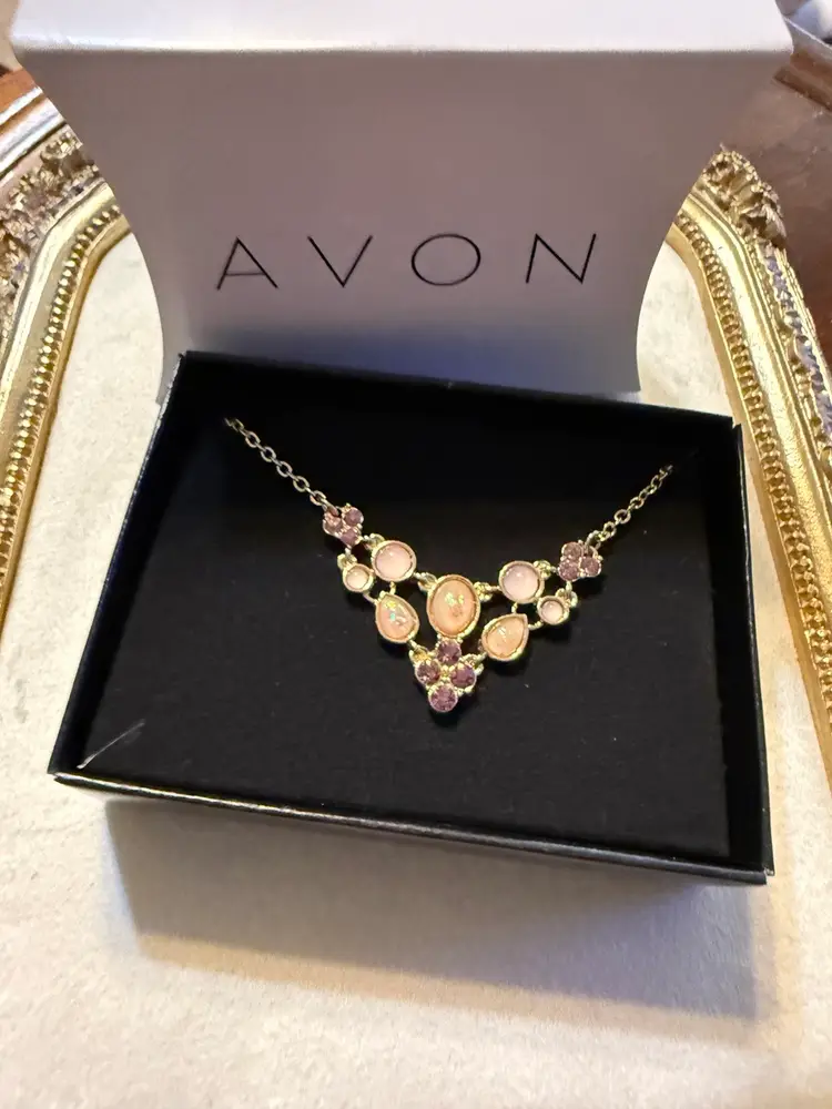 Vintage NOS AVON Orchid Bliss Delicate Frontal Necklace