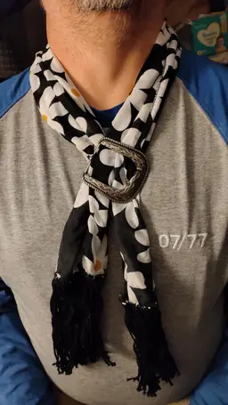 Daisy scarf with black fringe