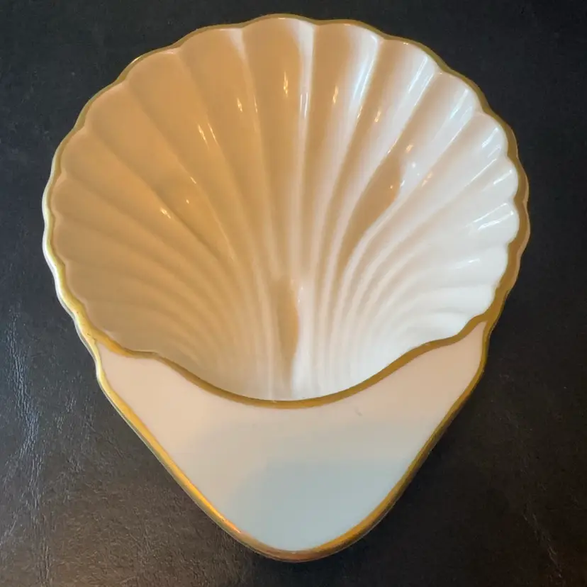013. 7" Shell Shaped Dish Lenox