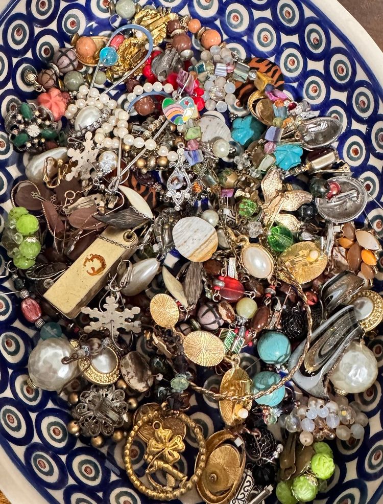 $1 Starts!!! Earrings And Broaches!!