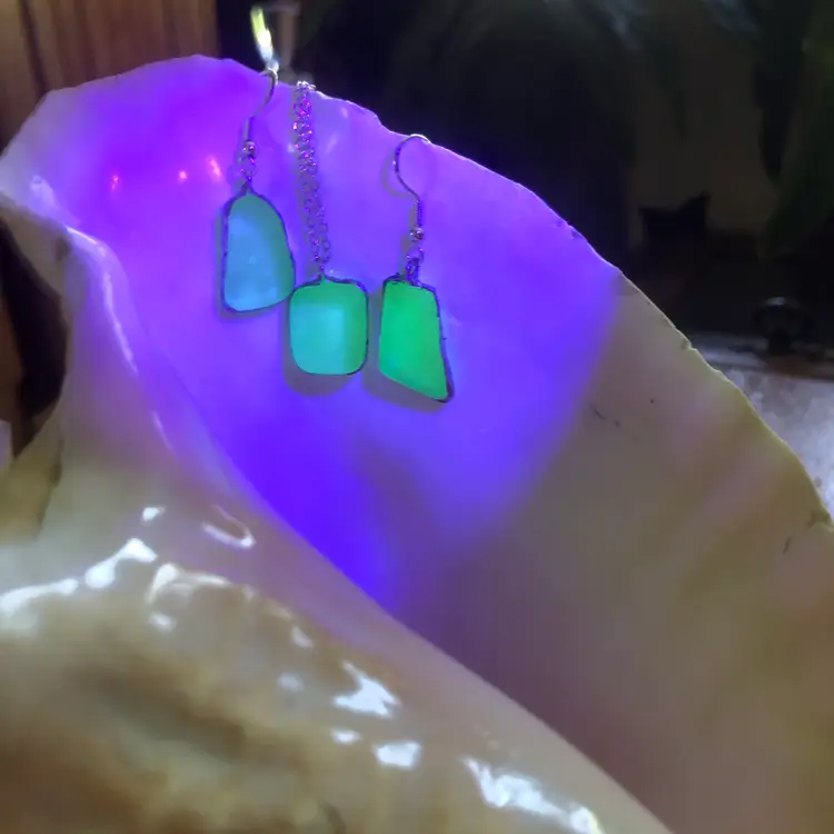 Oodelally Shop Erie Glass Artisan Made Pendant And Earrings Green Uranium Glass Glow Glass Handcrafted Jewelry Set