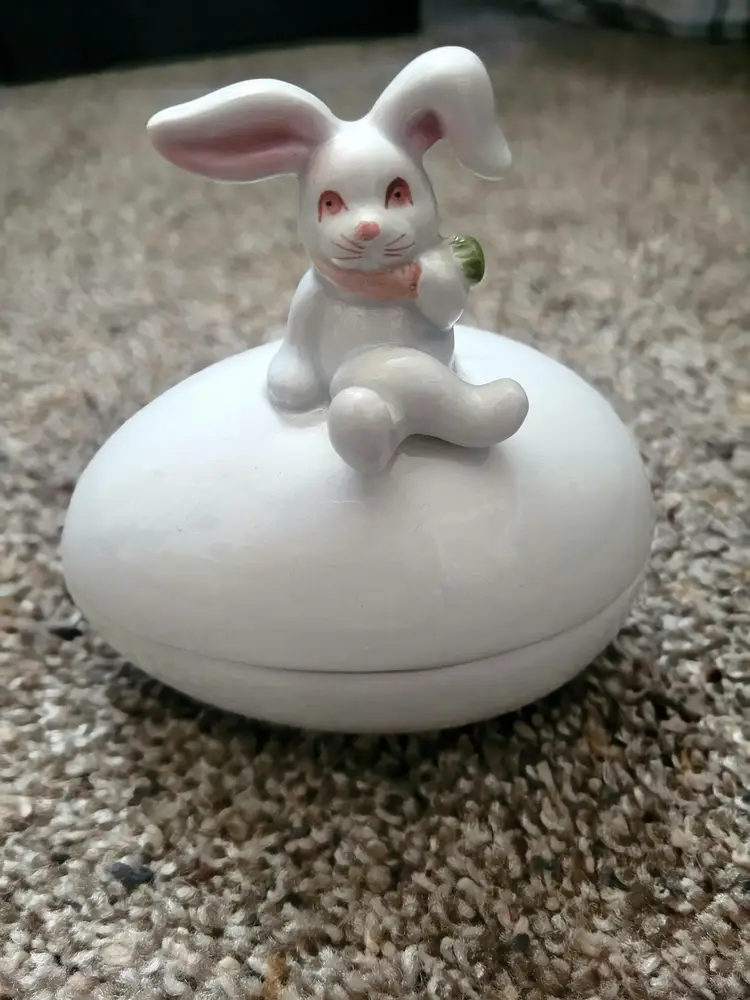 Vintage 1978 Fitz and Floyd Easter Egg w/ Bunny Rabbit Holding Carrot Porcelain