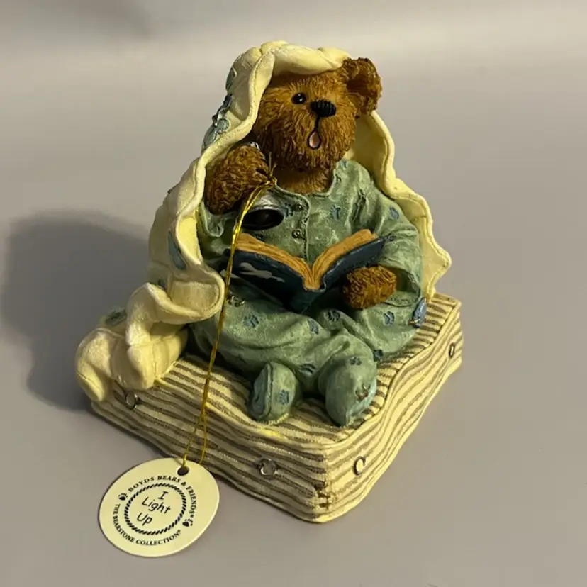 Boyds Bears & Friends Figurine Fraidy Bear “Did You Hear That?” With Working Flashlight.