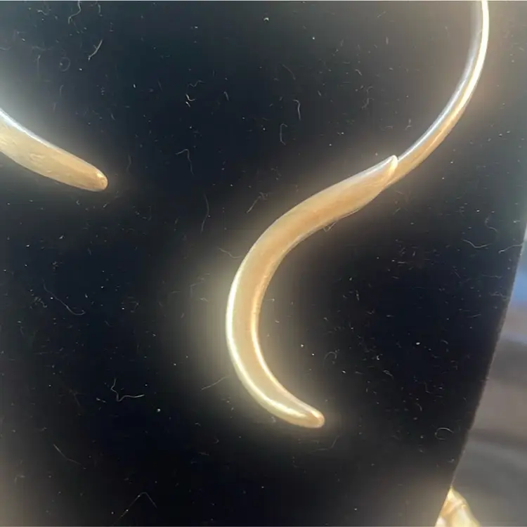 Vintage S shape open front choker necklace signed Darlene. Silvertone.