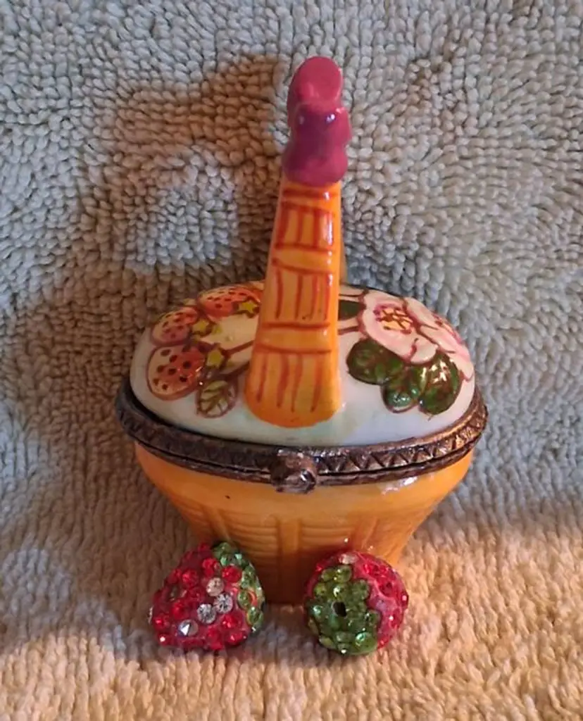 Vintage Porcelain Hinged Strawberry Basket Trinket Box w/2 Strawberry Trinkets! HTF