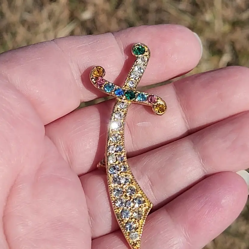 Scimitar Curved Sword Pin Multicolor Faceted Crystal / Rhinestone Brooch SPARKLES Unsigned Vintage Costume Estate Jewelry Arabian + Box