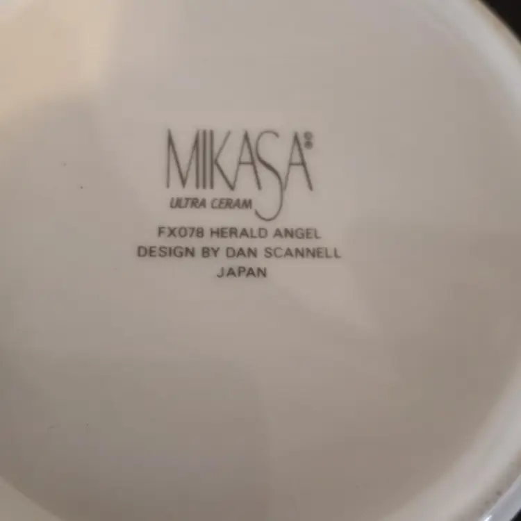 Vtg. Mikasa Herald Angel Christmas Round Ceramic Trinket Box, Jewelry Box, Vanity Box, Gift Box, 5" Diameter, Designed By Dan Scannell, Made In Japan, 1980s - 90s.