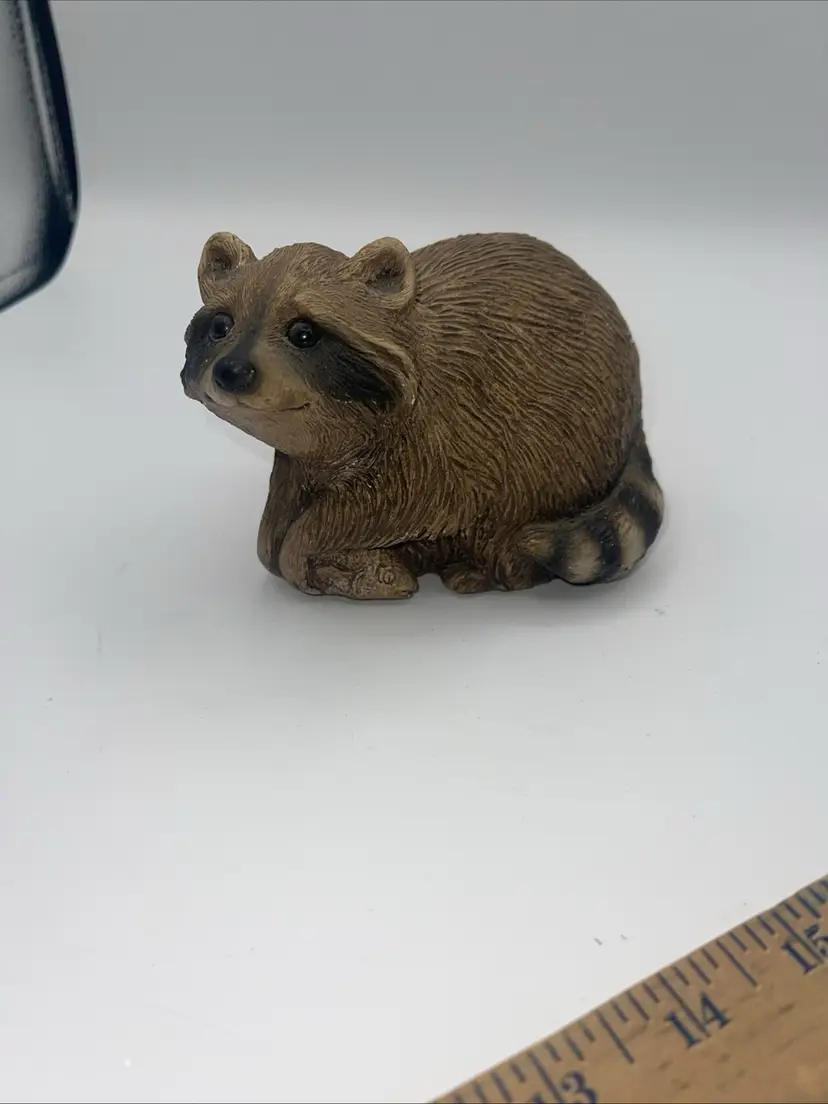 VINTAGE SANDICAST RACCOON FIGURINE COLLECTIBLE SCULPTURE SANDRA BRUE 1981