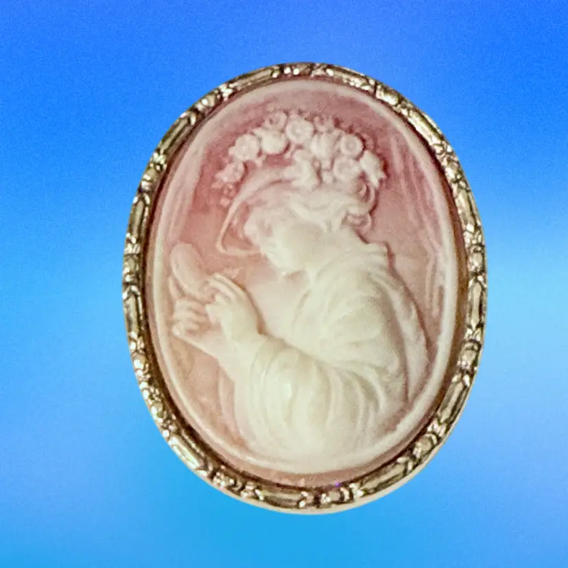 Vintage Left-Facing Lady Pink Cameo Goldtone Brooch