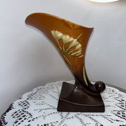 Vintage Roseville Freesia Cornucopia Vase 198-8"