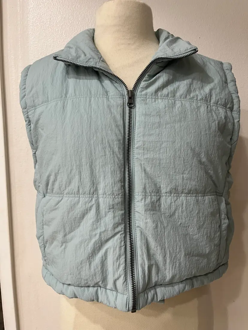 New w tag Thread & Supply Crop Blue Grey Mist Puffer Vest Size Large Toggles