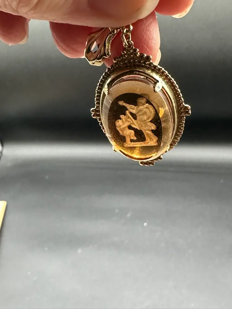 Cameo Clear Center w Angel & Cherubs Reverse Cut Vintage Gold Brooch