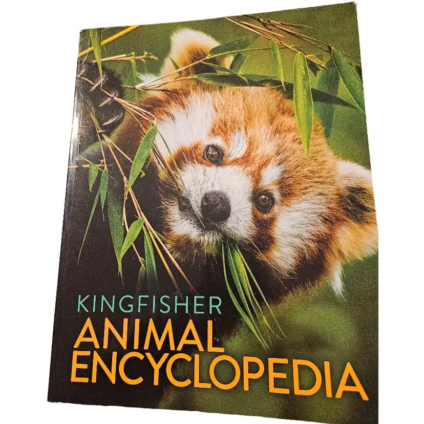 Paperback The Kingfisher Illustrated Animal Encyclopedia by David Burnie
