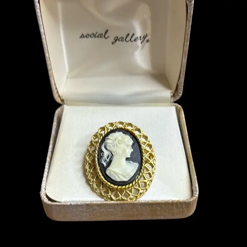 Vintage Cameo Brooch