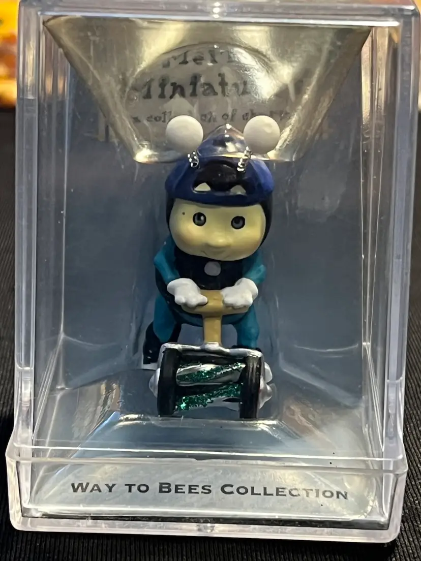 2001 Hallmark Merry Miniature Way To Bees “Bee Busy”
