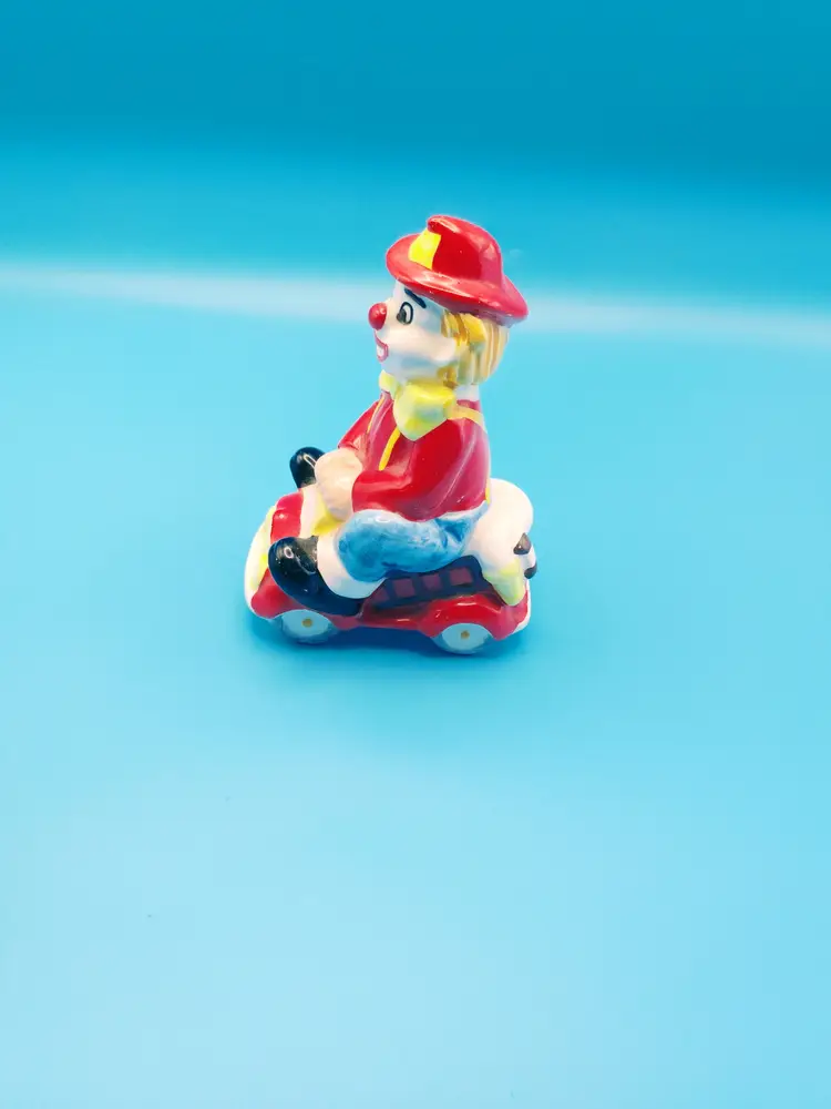 Vintage 1983 hand-painted ceramic clown from the Quon Quon collection.