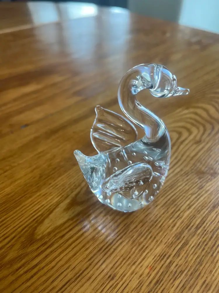 A clear art glass swan figurine with controlled bubbles. 3.5”