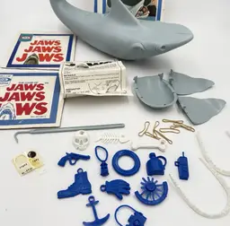 The Game of Jaws Ideal Toy Corp 1975 vintage never assembled MINTY missing 1 eye