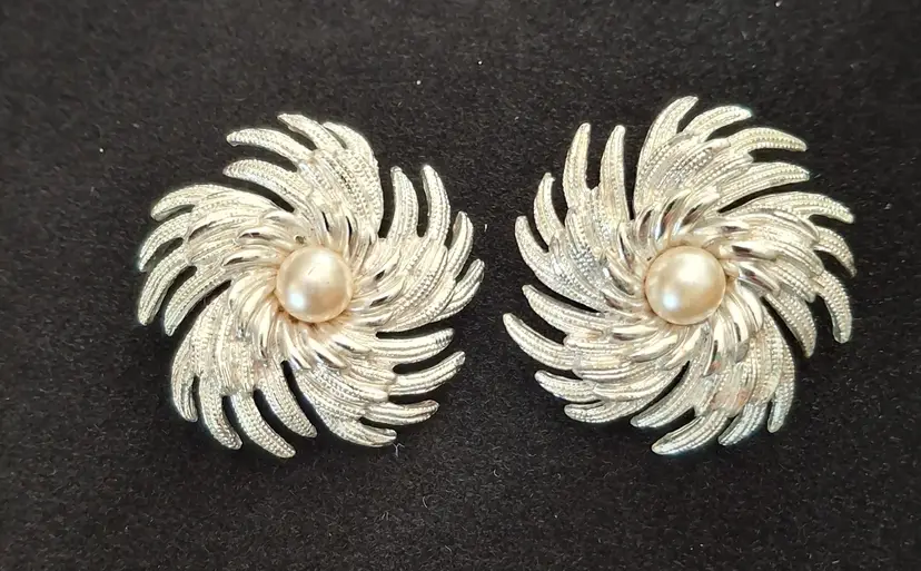 233 Vintage Sarah Cov Faux Pearl Clip On Earrings