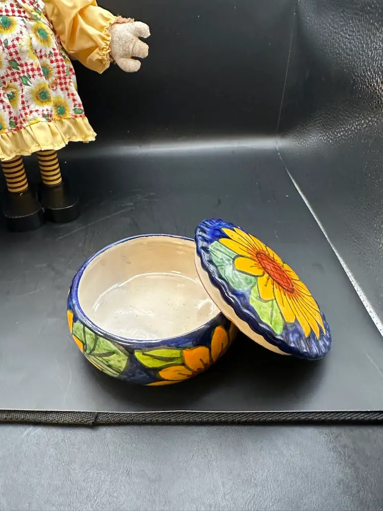 009 A hand-painted Mexican
Talavera pottery trinket or jewelry box