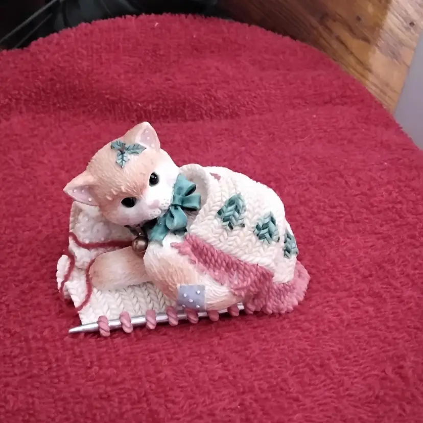 Calico Kittens Friendship Covers the Holidays Enesco 1997 Figurine